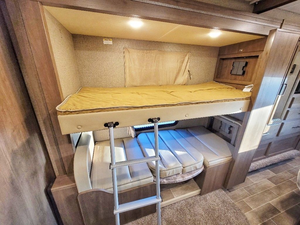 Photo 4 - 2021 Thor Motor Coach Class C Motorhome rental photo 6