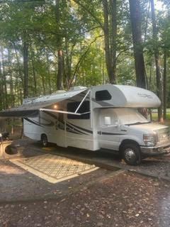 Photo 3 - 2013 Thor Class C Motorhome rental photo 5