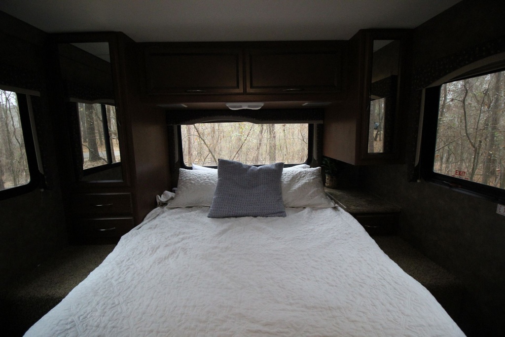 Photo 5 - 2013 Thor Class C Motorhome rental photo 7