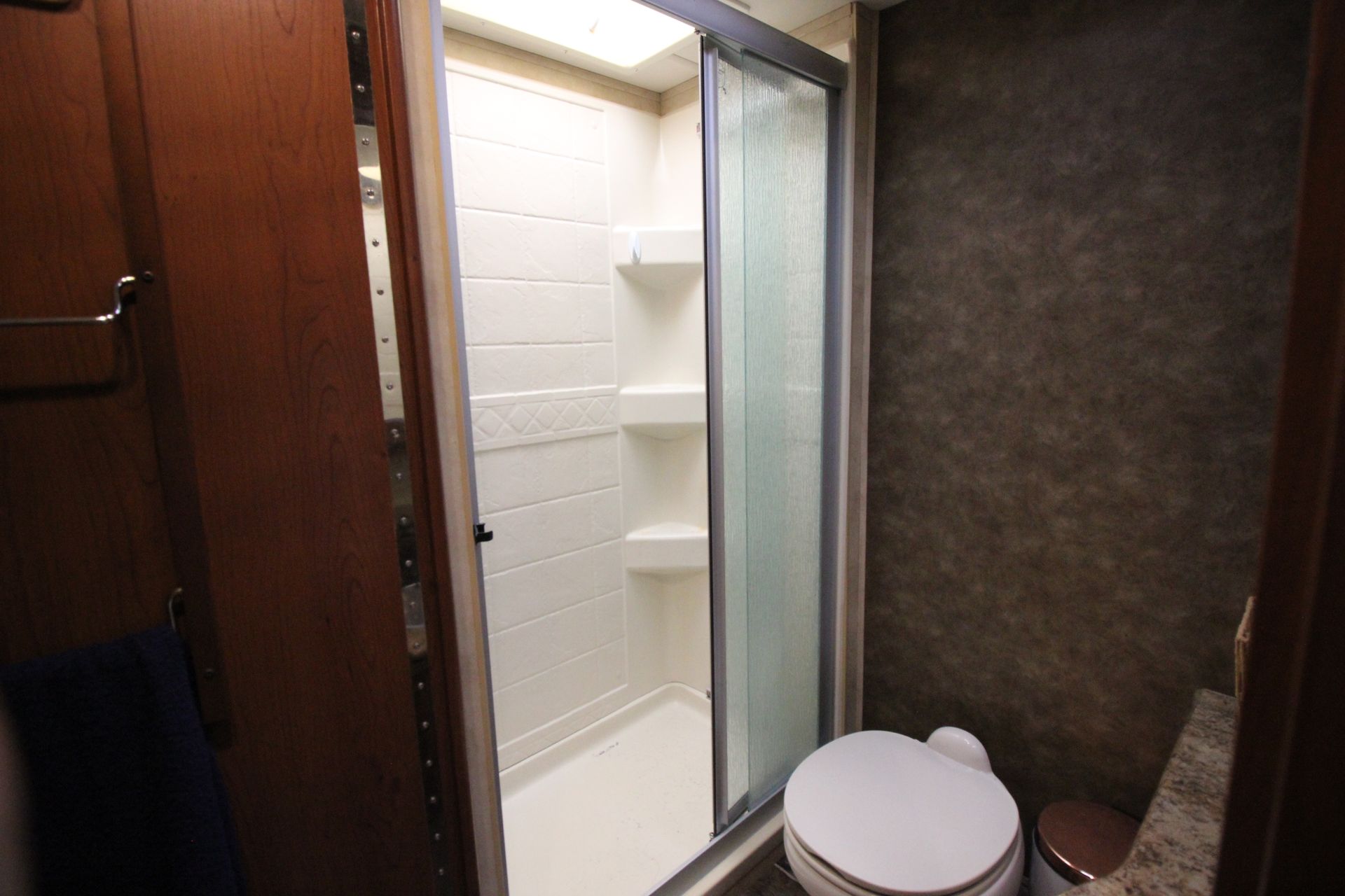 Photo 13 - 2013 Thor Class C Motorhome rental photo 15