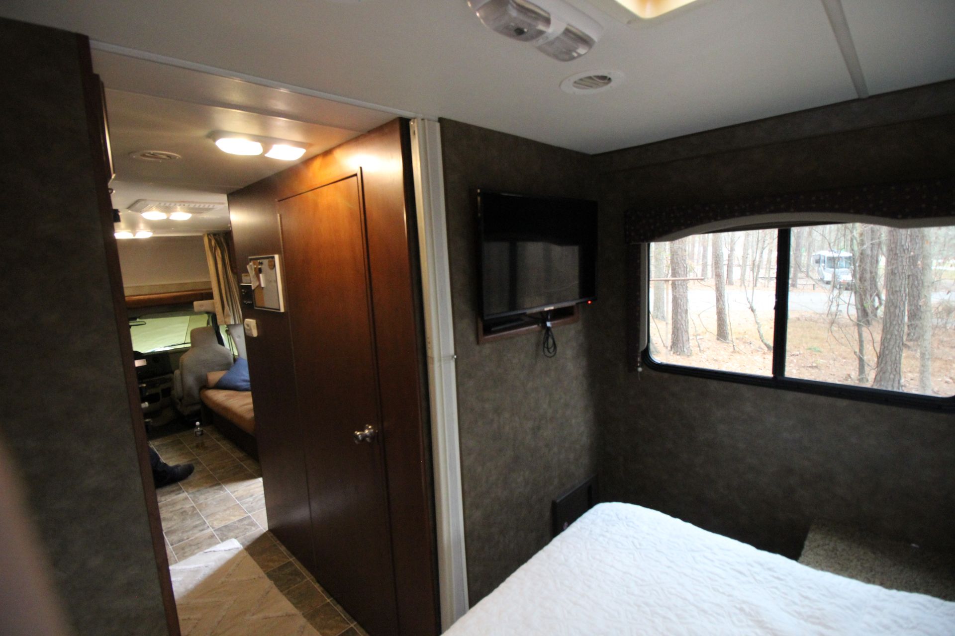 Photo 14 - 2013 Thor Class C Motorhome rental photo 16