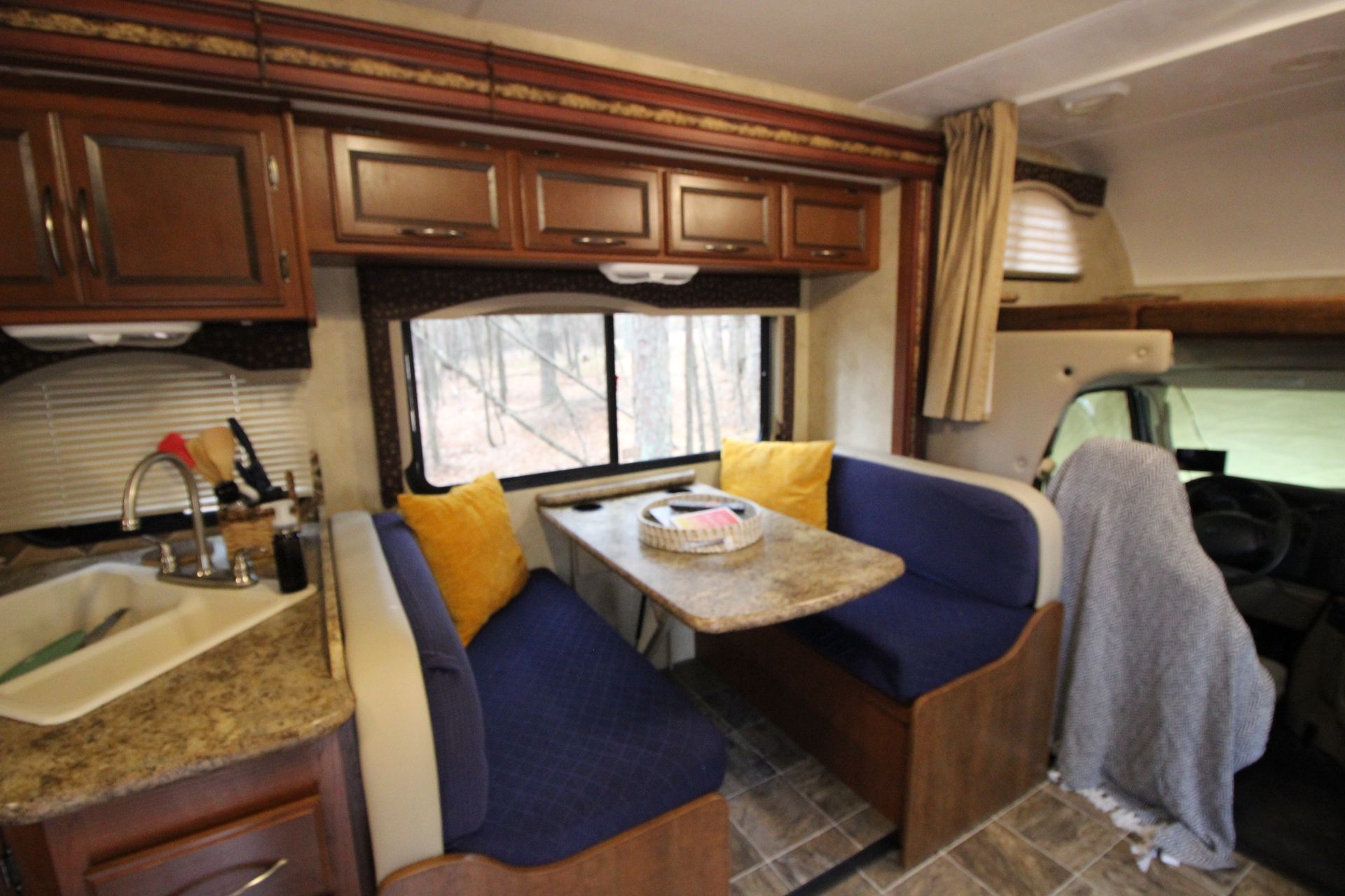 Photo 15 - 2013 Thor Class C Motorhome rental photo 17