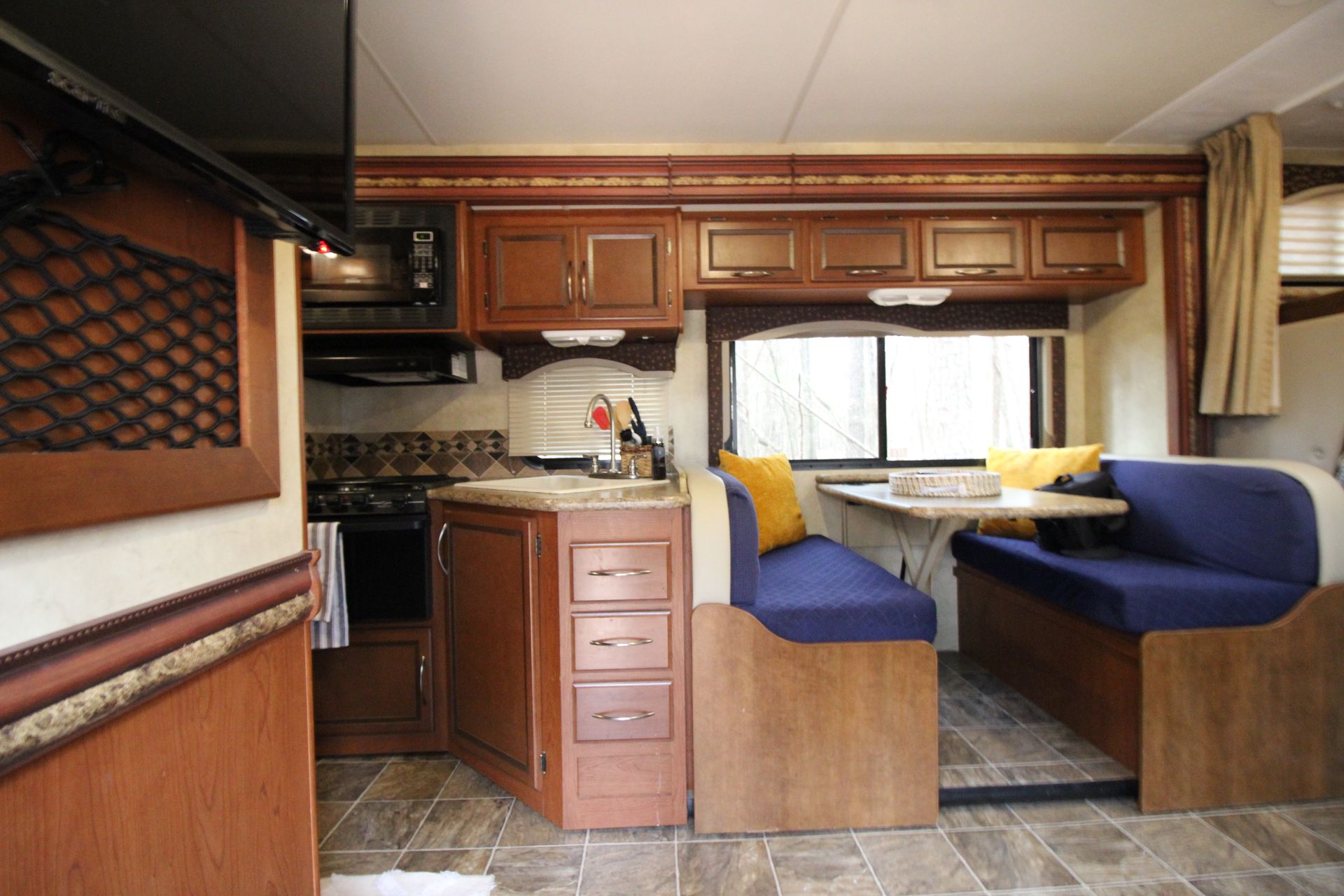 Photo 16 - 2013 Thor Class C Motorhome rental photo 18
