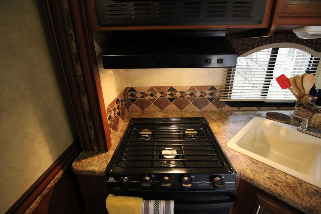 Photo 17 - 2013 Thor Class C Motorhome rental photo 19