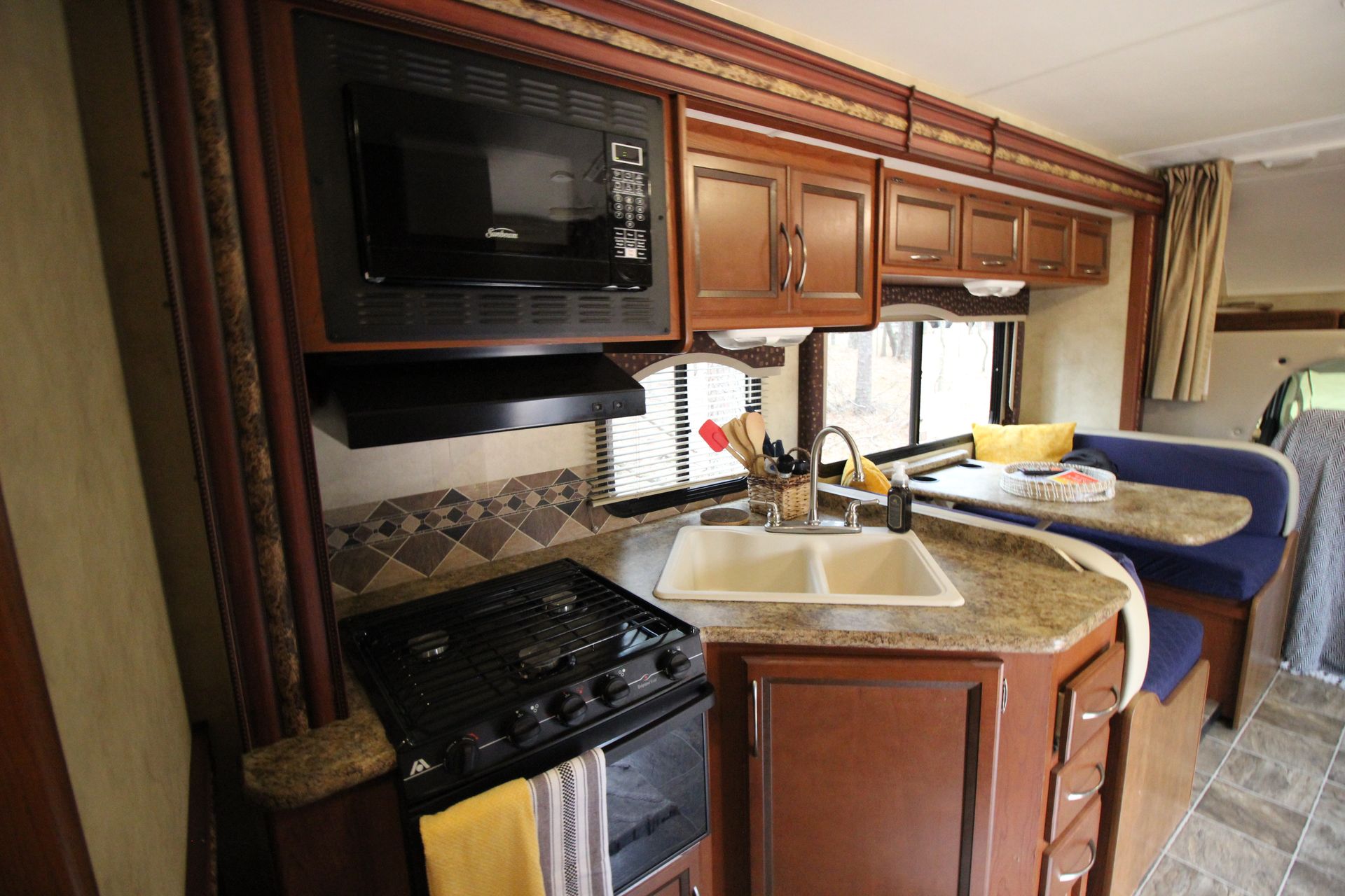 Photo 18 - 2013 Thor Class C Motorhome rental photo 20