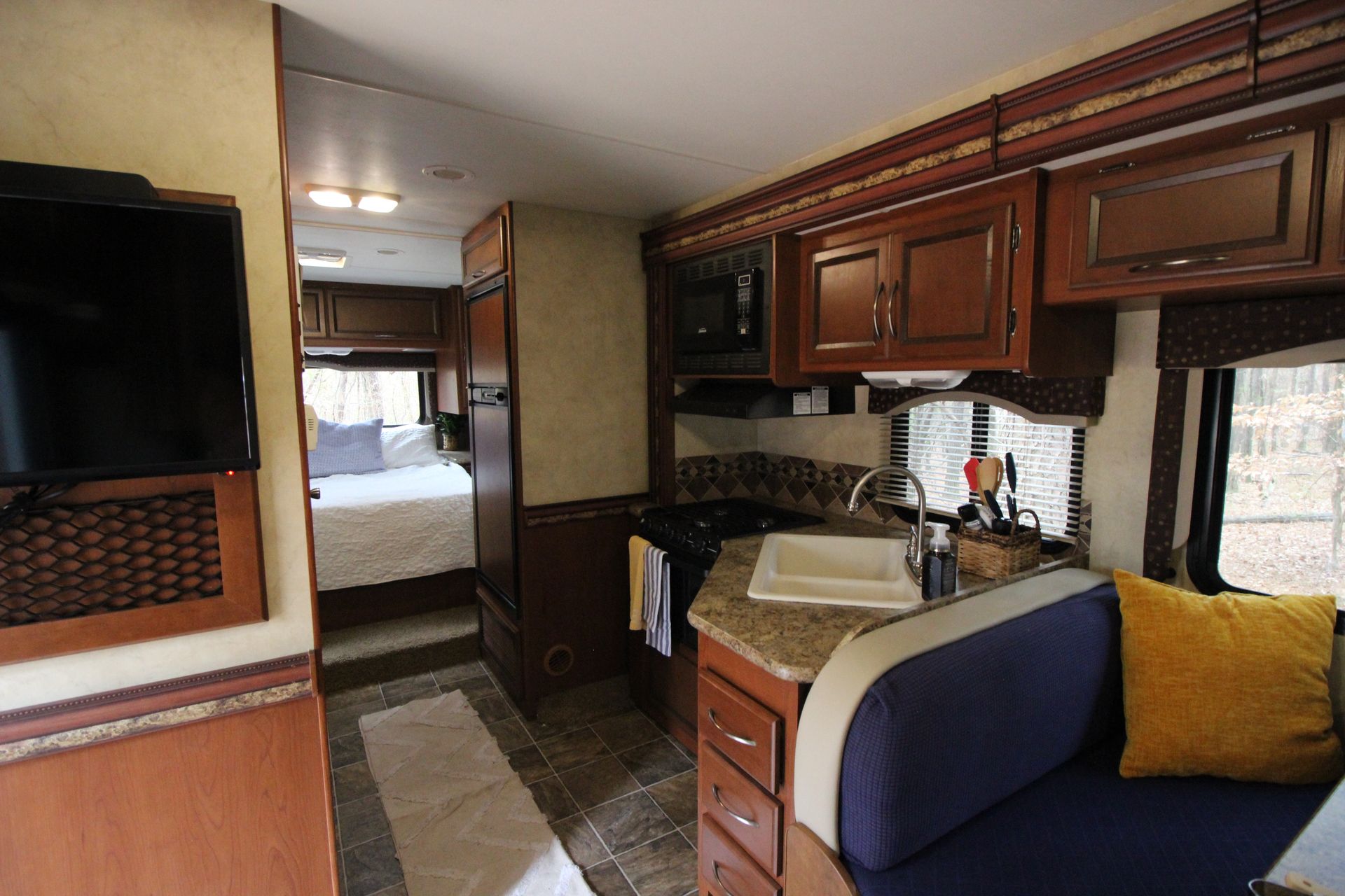 Photo 20 - 2013 Thor Class C Motorhome rental photo 22