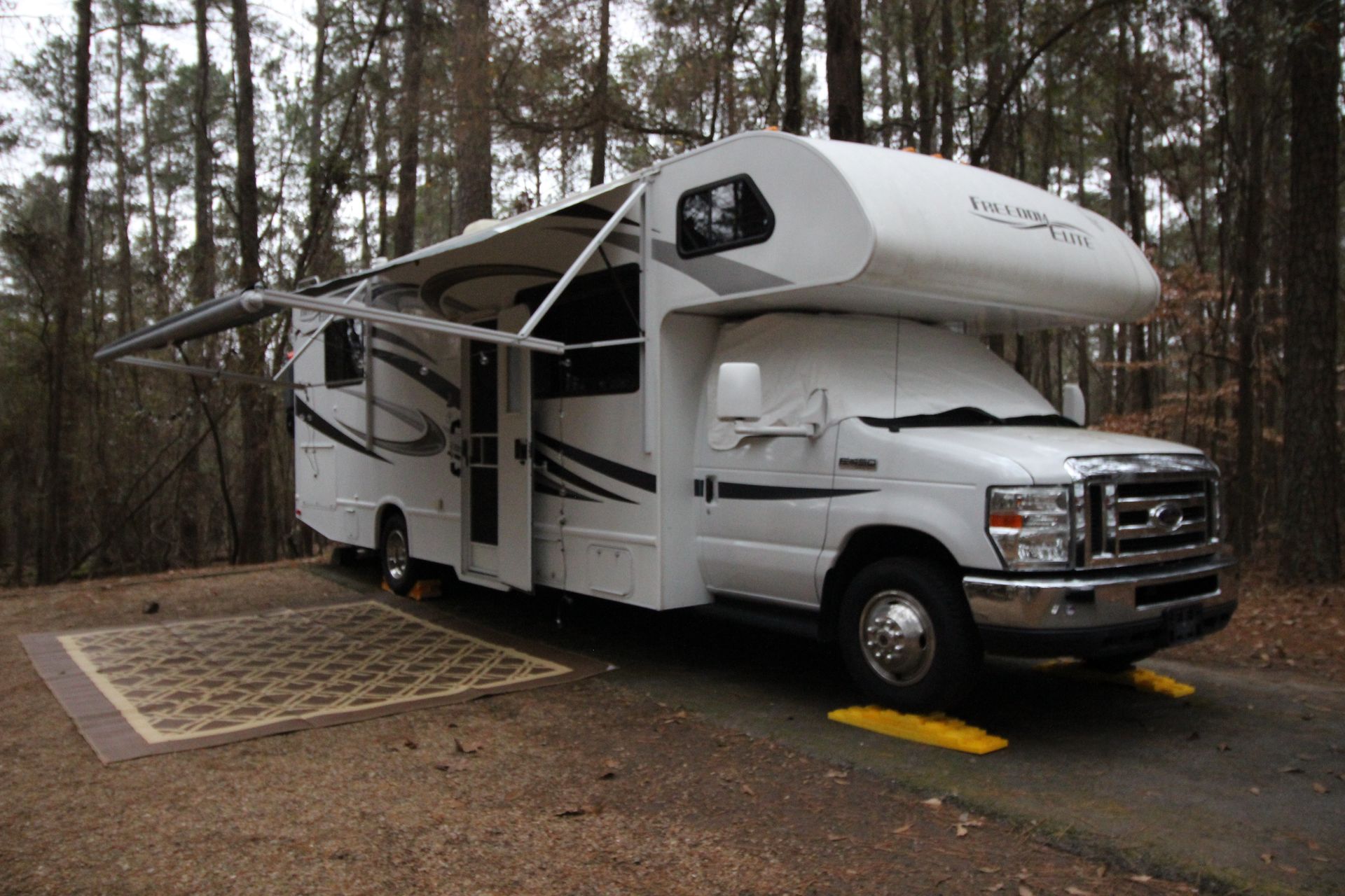 Photo 22 - 2013 Thor Class C Motorhome rental photo 24