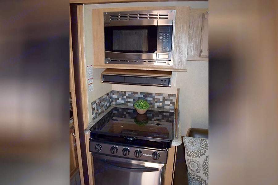 Photo 3 - 2018 Gulfstream Class C Motorhome rental photo 5