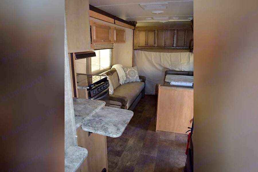 Photo 4 - 2018 Gulfstream Class C Motorhome rental photo 6
