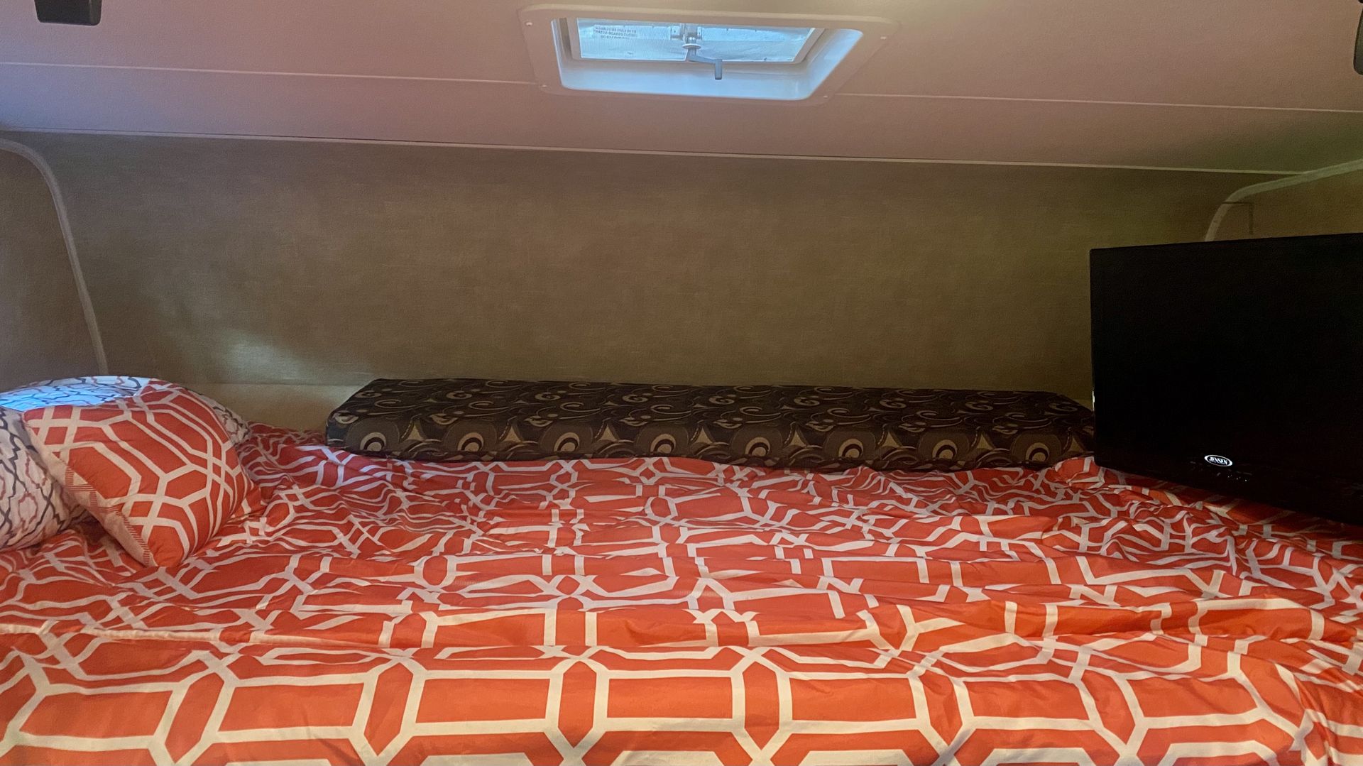 Photo 12 - 2014 Coachmen Class C Motorhome rental photo 14