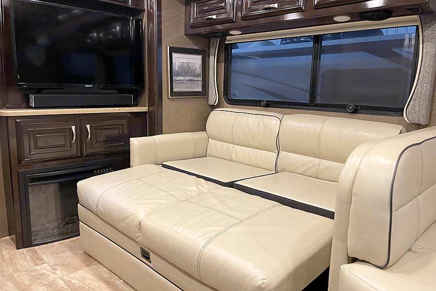 Photo 2 - 2016 Thor Motor Coach Class A Motorhome rental photo 4
