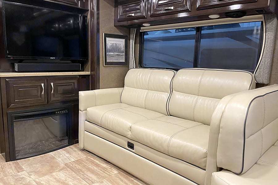 Photo 3 - 2016 Thor Motor Coach Class A Motorhome rental photo 5