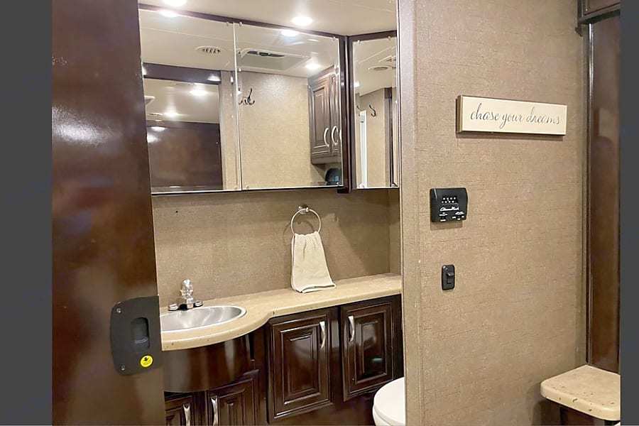 Photo 7 - 2016 Thor Motor Coach Class A Motorhome rental photo 9