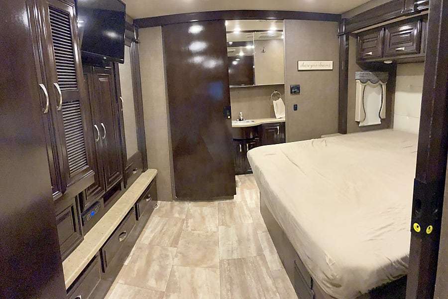 Photo 10 - 2016 Thor Motor Coach Class A Motorhome rental photo 12
