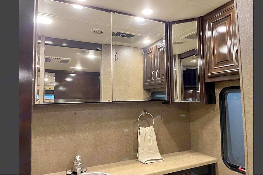 Photo 12 - 2016 Thor Motor Coach Class A Motorhome rental photo 14