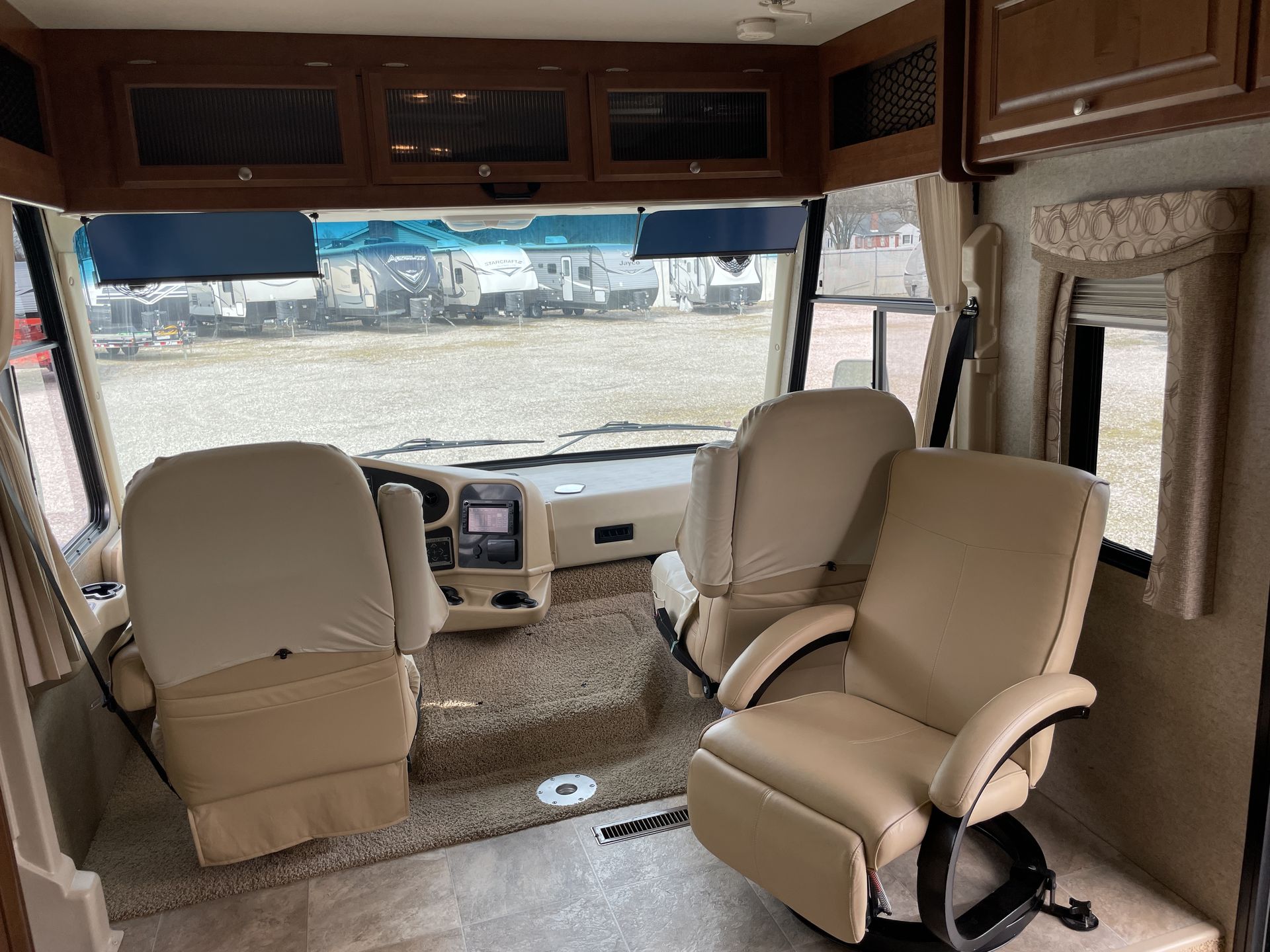 Photo 4 - 2013 Thor Class A Motorhome rental photo 6