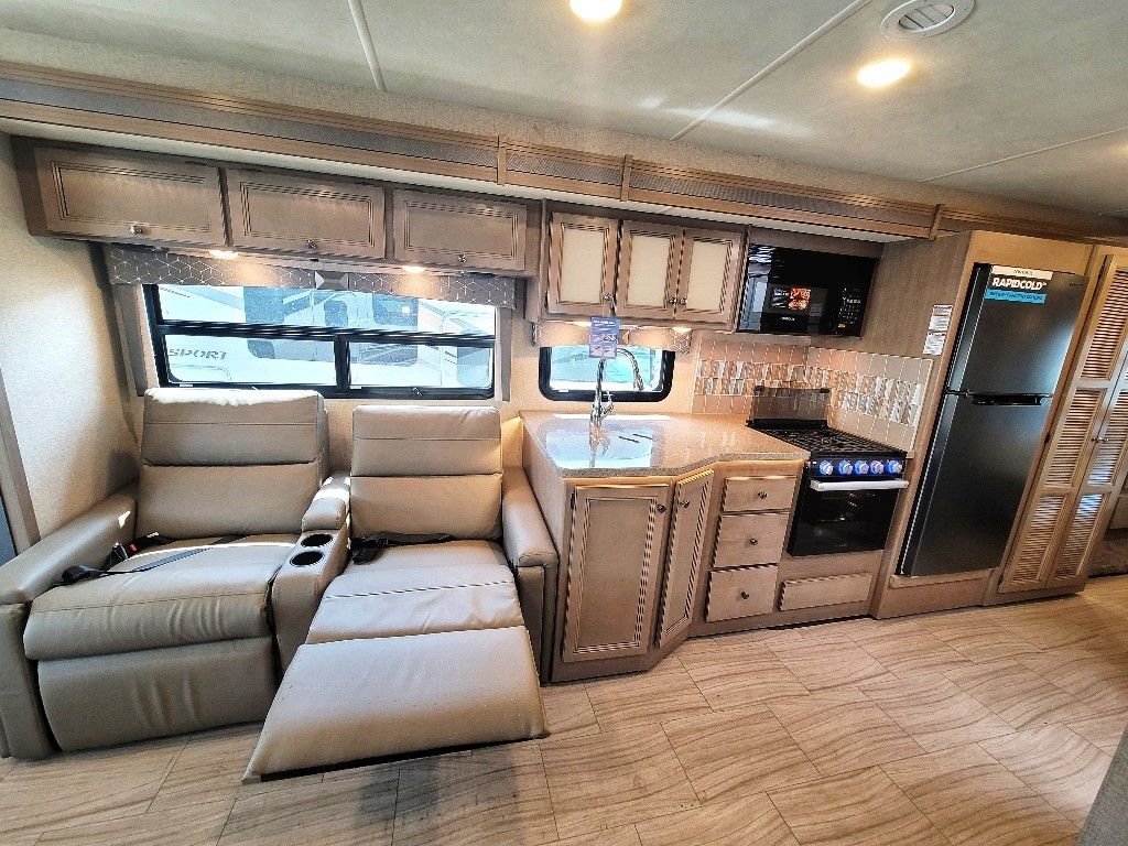 Photo 5 - 2021 Thor Motor Coach Class A Motorhome rental photo 7