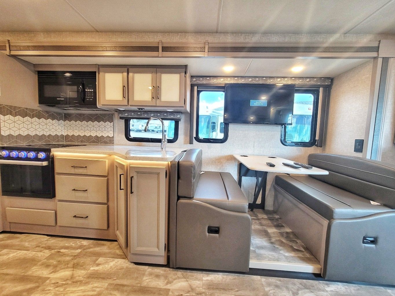 Photo 6 - 2022 Thor Motor Coach Class A Motorhome rental photo 8
