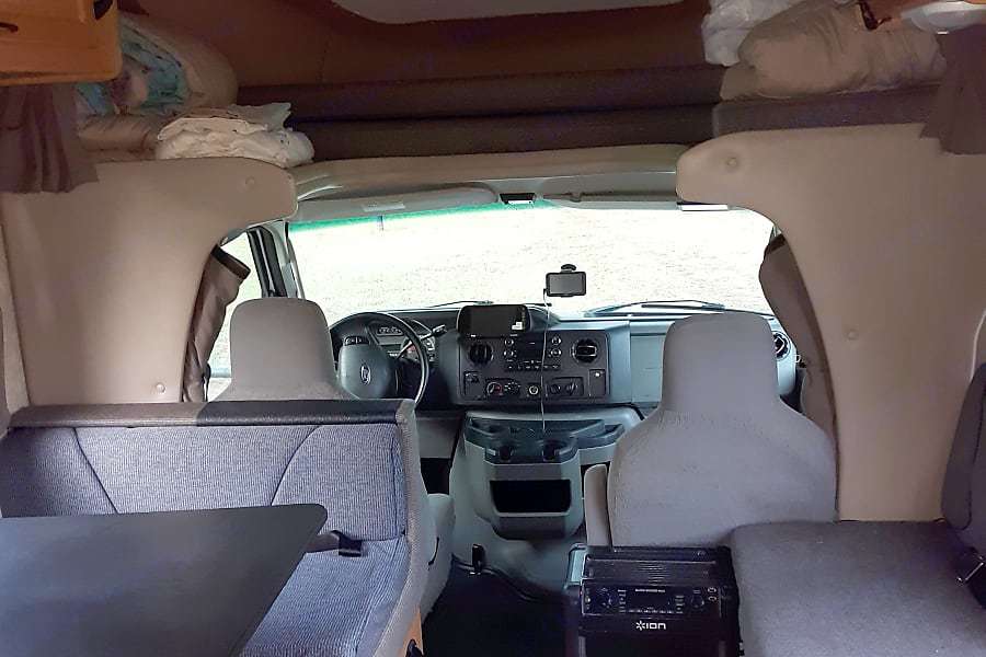 Photo 4 - 2011 Four Winds Class C Motorhome rental photo 6