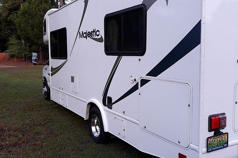 Photo 11 - 2011 Four Winds Class C Motorhome rental photo 13