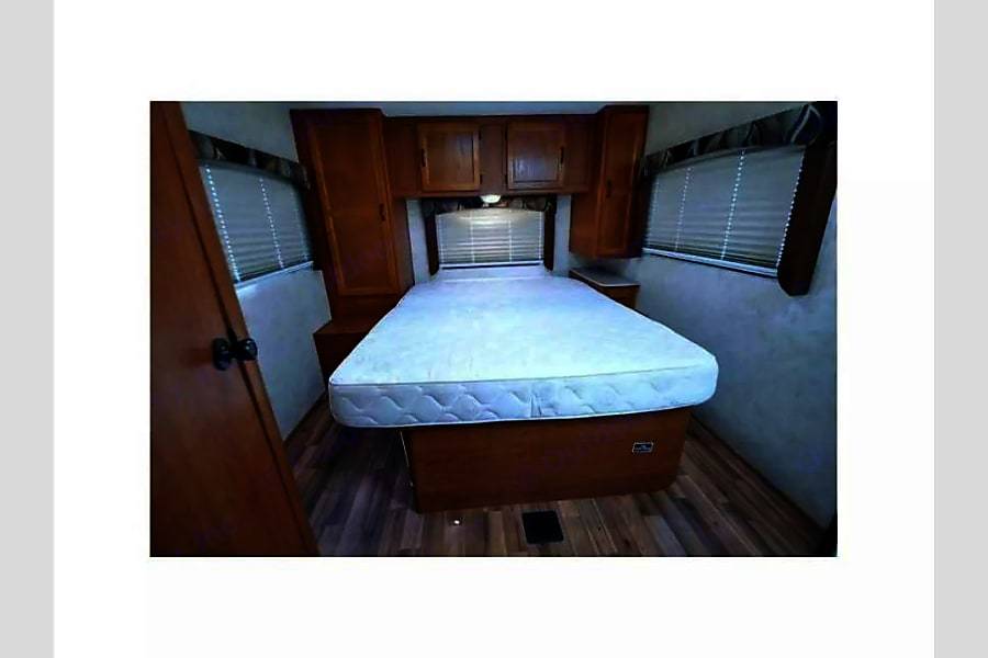 Photo 7 - 2014 Coachmen Class C Motorhome rental photo 9