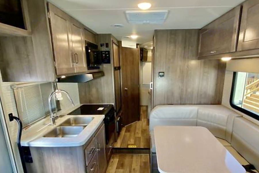 Photo 11 - 2020 Winnebago Class A Motorhome rental photo 13