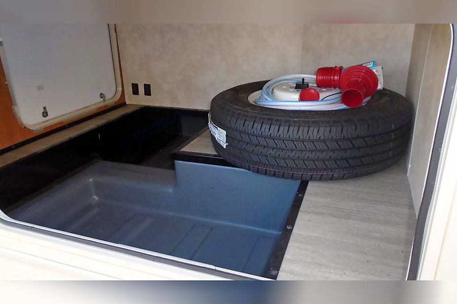 Photo 5 - 2018 Winnebago Class C Motorhome rental photo 7