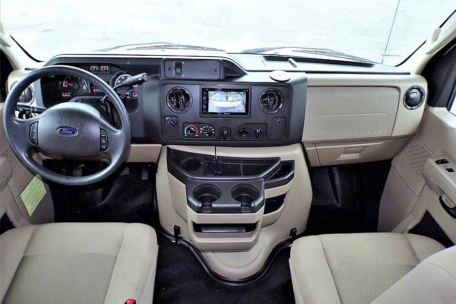 Photo 8 - 2018 Winnebago Class C Motorhome rental photo 10
