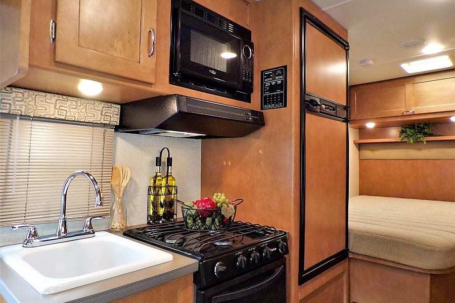 Photo 9 - 2018 Winnebago Class C Motorhome rental photo 11