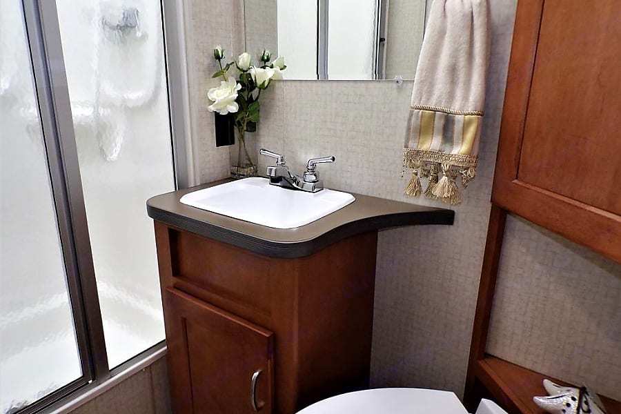 Photo 10 - 2018 Winnebago Class C Motorhome rental photo 12