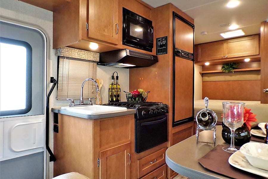 Photo 11 - 2018 Winnebago Class C Motorhome rental photo 13