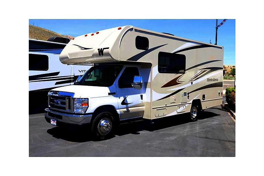 Photo 14 - 2018 Winnebago Class C Motorhome rental photo 16