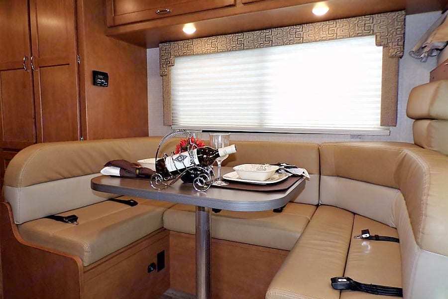 Photo 16 - 2018 Winnebago Class C Motorhome rental photo 18