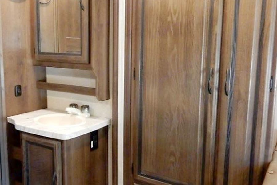 Photo 5 - 2018 Coachmen Class C Motorhome rental photo 7