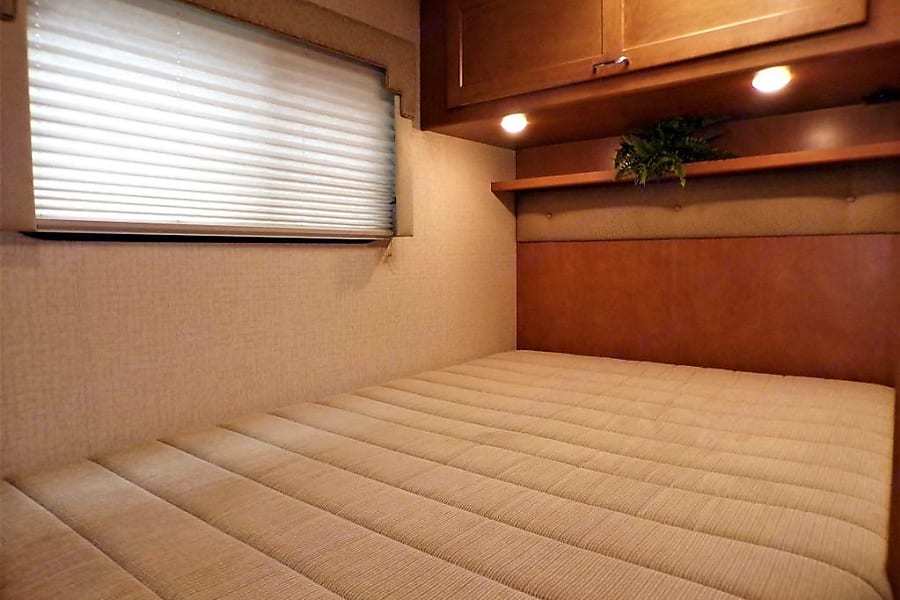Photo 2 - 2018 Winnebago Class C Motorhome rental photo 4