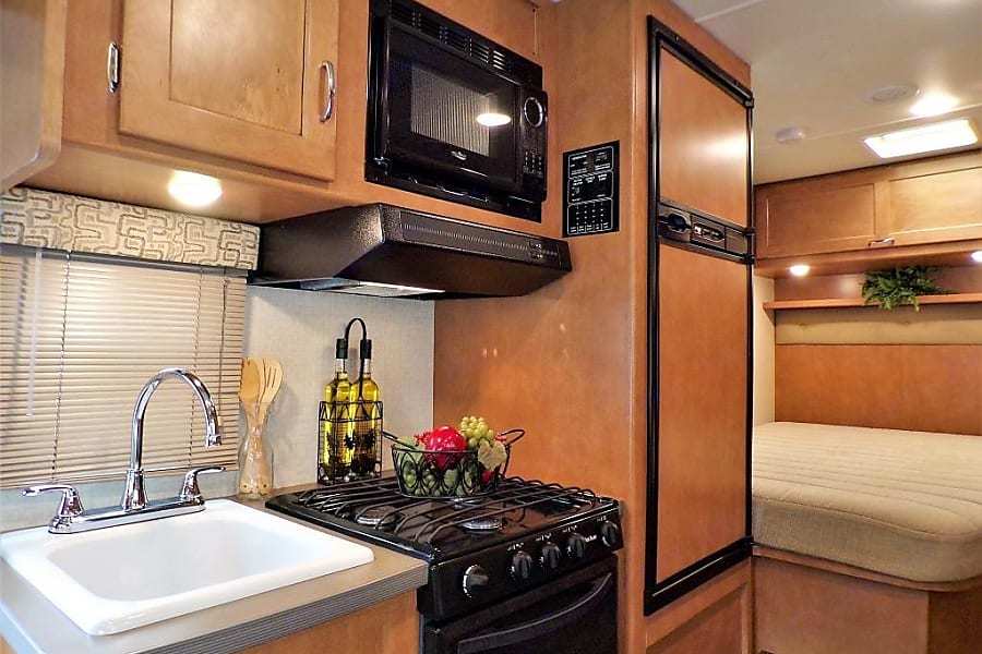 Photo 13 - 2018 Winnebago Class C Motorhome rental photo 14