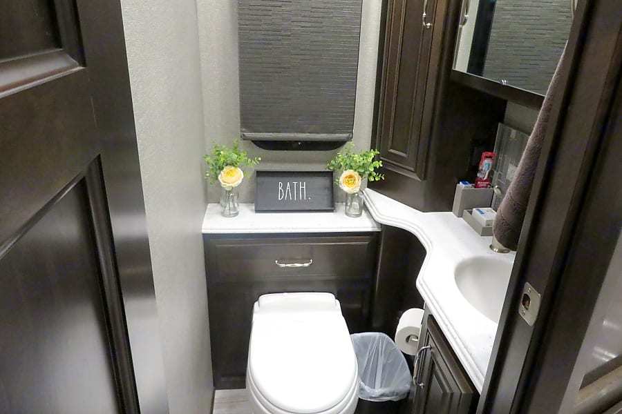 Photo 2 - 2019 Monaco Class A Motorhome rental photo 4