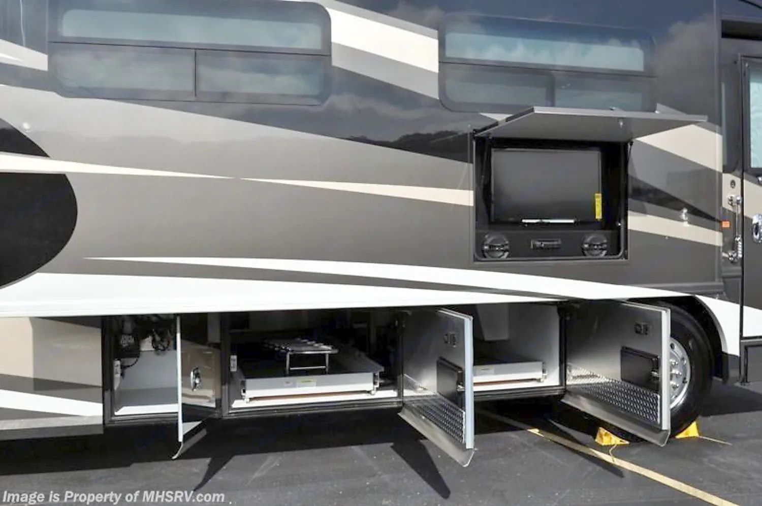Photo 22 - 2019 Monaco Class A Motorhome rental photo 26