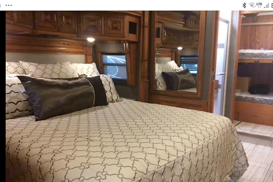Photo 4 - 2019 American Coach Class A Motorhome rental photo 6