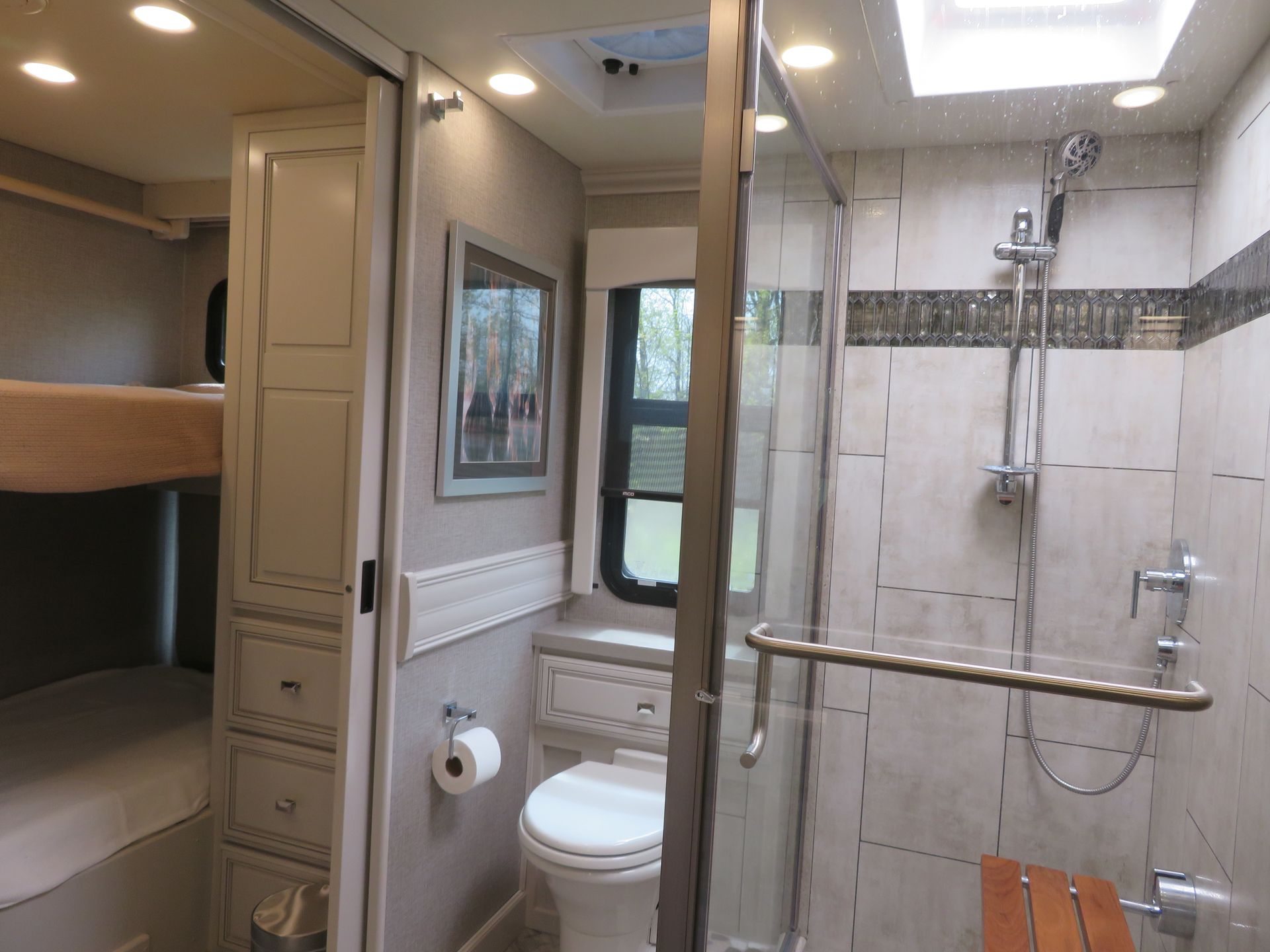 Photo 13 - 2022 Fleetwood Rv Class A Motorhome rental photo 16