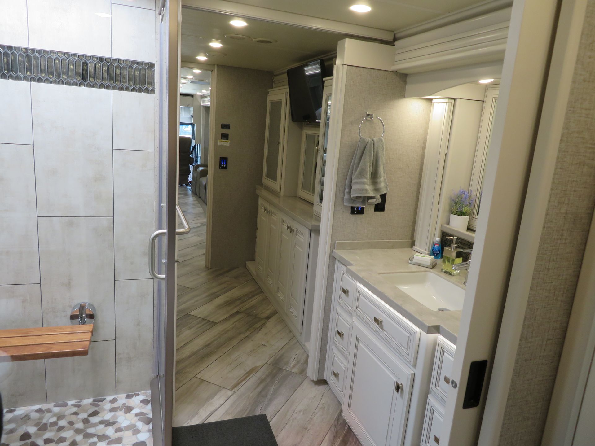 Photo 13 - 2022 Fleetwood Rv Class A Motorhome rental photo 21
