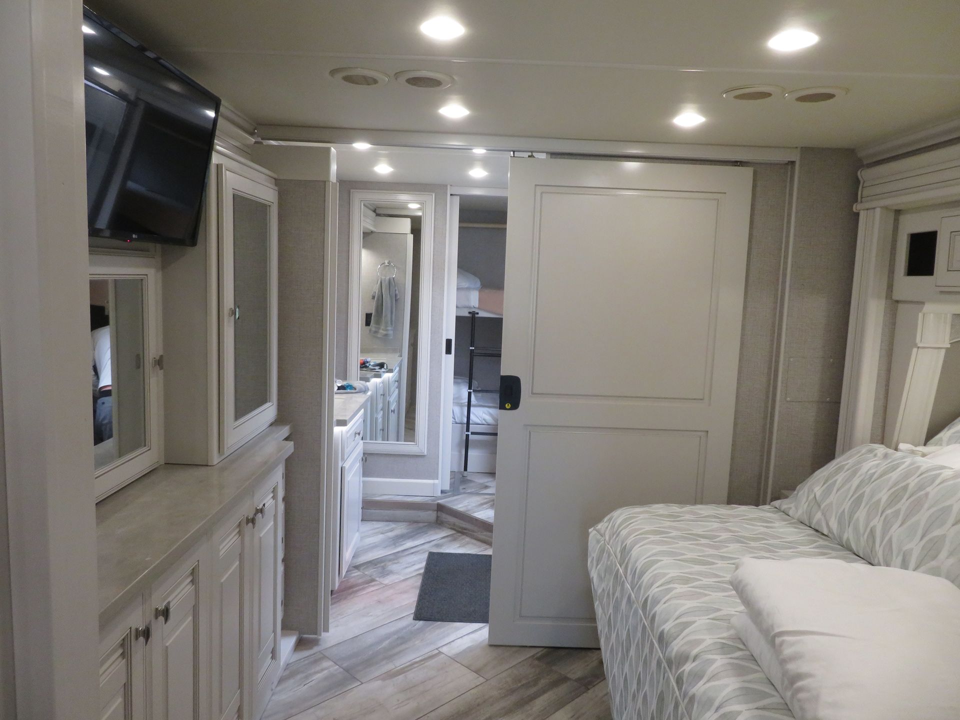 Photo 14 - 2022 Fleetwood Rv Class A Motorhome rental photo 33