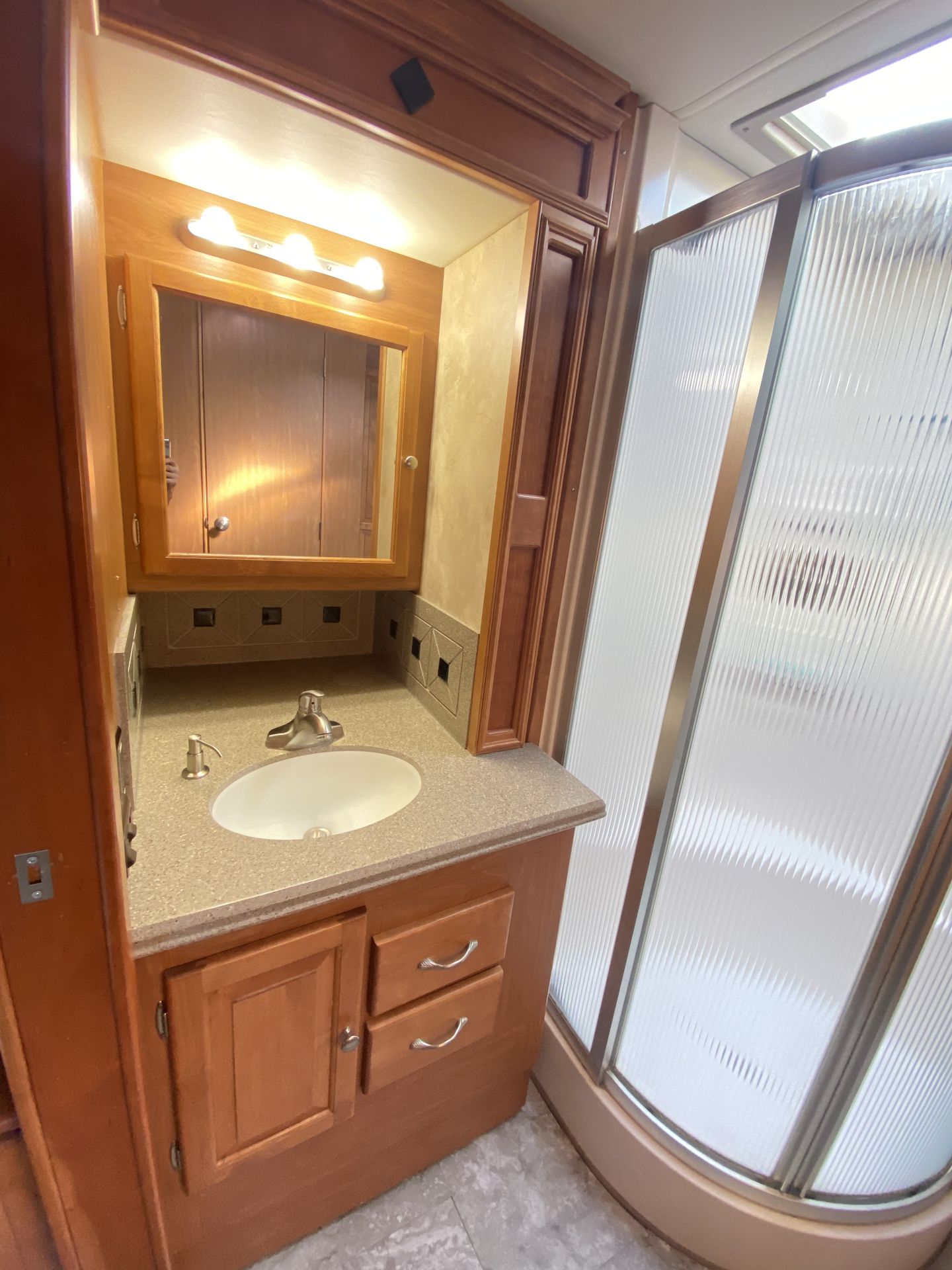 Photo 14 - 2009 Tiffin Motorhomes Class A Motorhome rental photo 15
