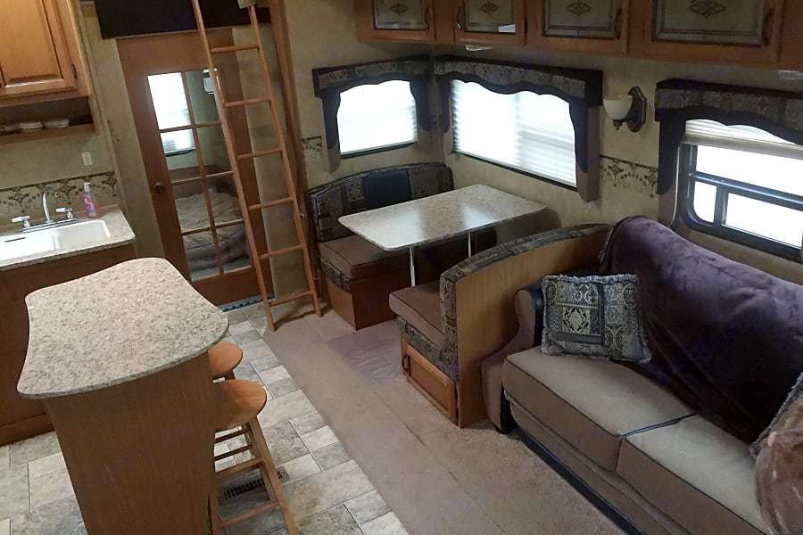 Photo 4 - 2010 Dutchman Toy Hauler rental photo 6