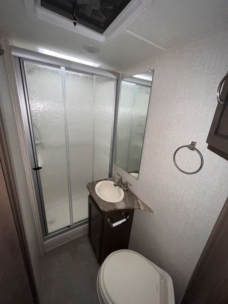 Photo 10 - 2019 Coachmen Class C Motorhome rental photo 13