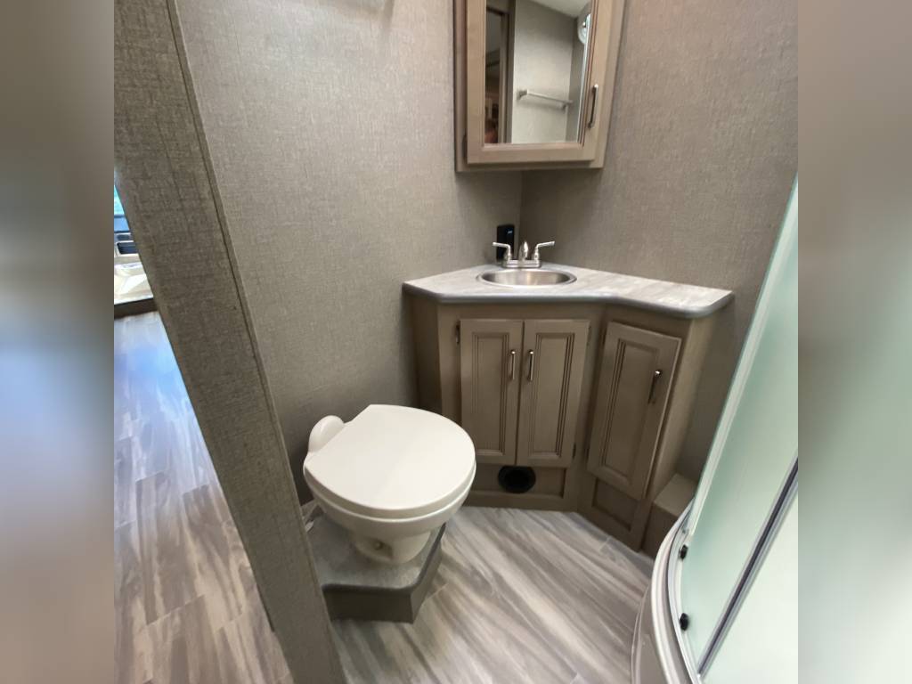 Photo 13 - 2020 Thor Motor Coach Class A Motorhome rental photo 15