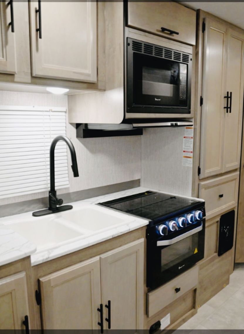 Photo 3 - 2021 Coachmen Class C Motorhome rental photo 5