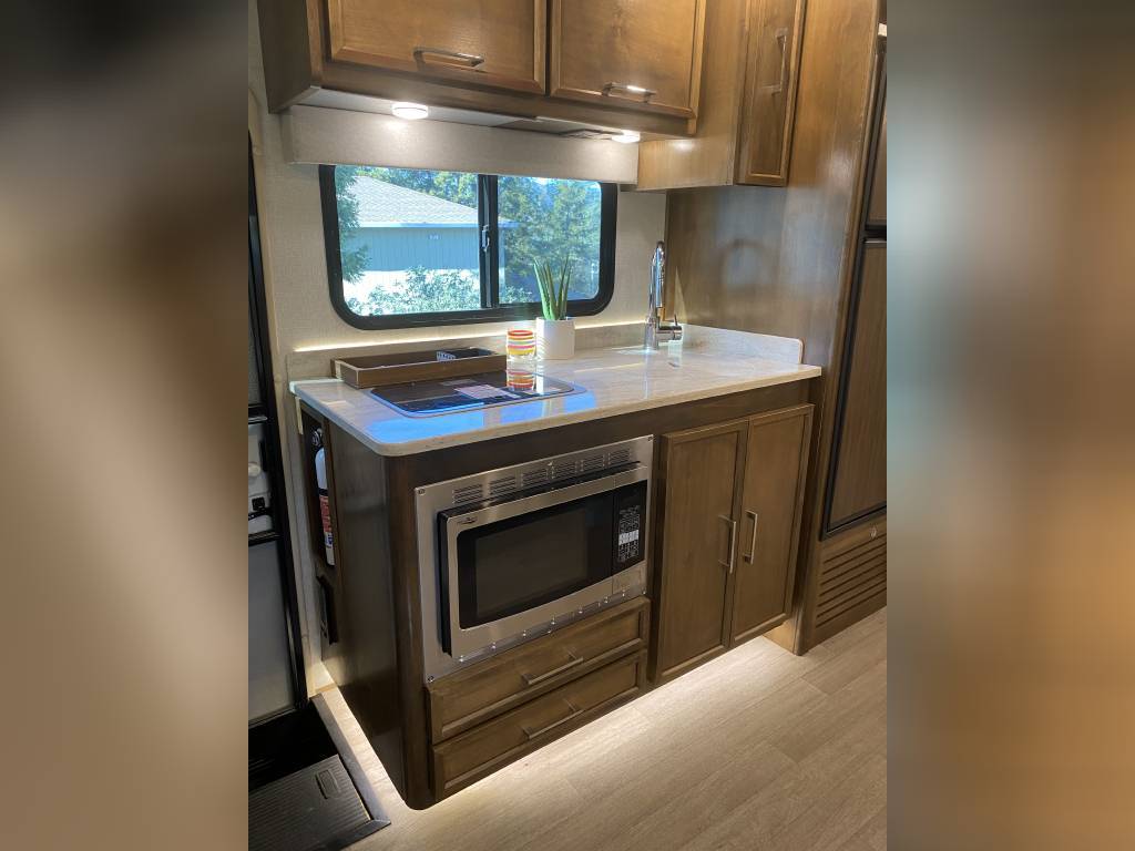Photo 16 - 2018 Tiffin Motorhomes Class C Motorhome rental photo 18