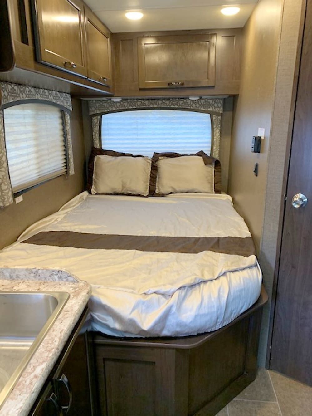 Photo 15 - 2019 Thor Motor Coach Class C Motorhome rental photo 17