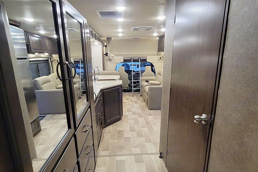 Photo 3 - 2020 Thor Motor Coach Class C Motorhome rental photo 5